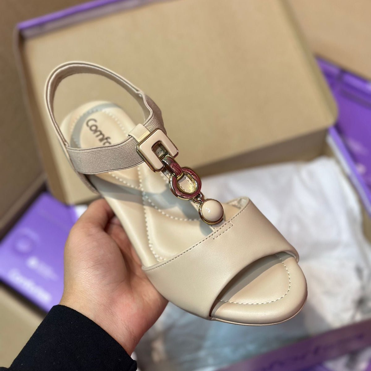 Sandália Comfortflex Salto Médio Enfeite Dourado 2457402