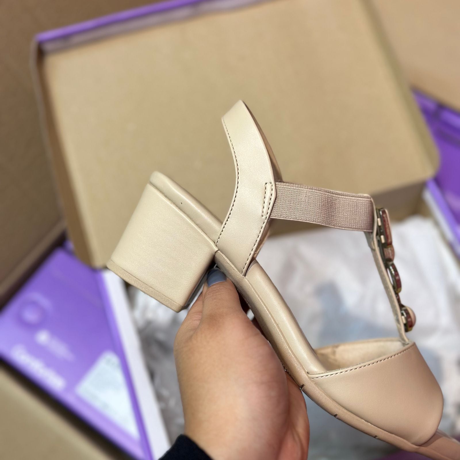 Sandália Comfortflex Salto Médio Enfeite Dourado 2457402