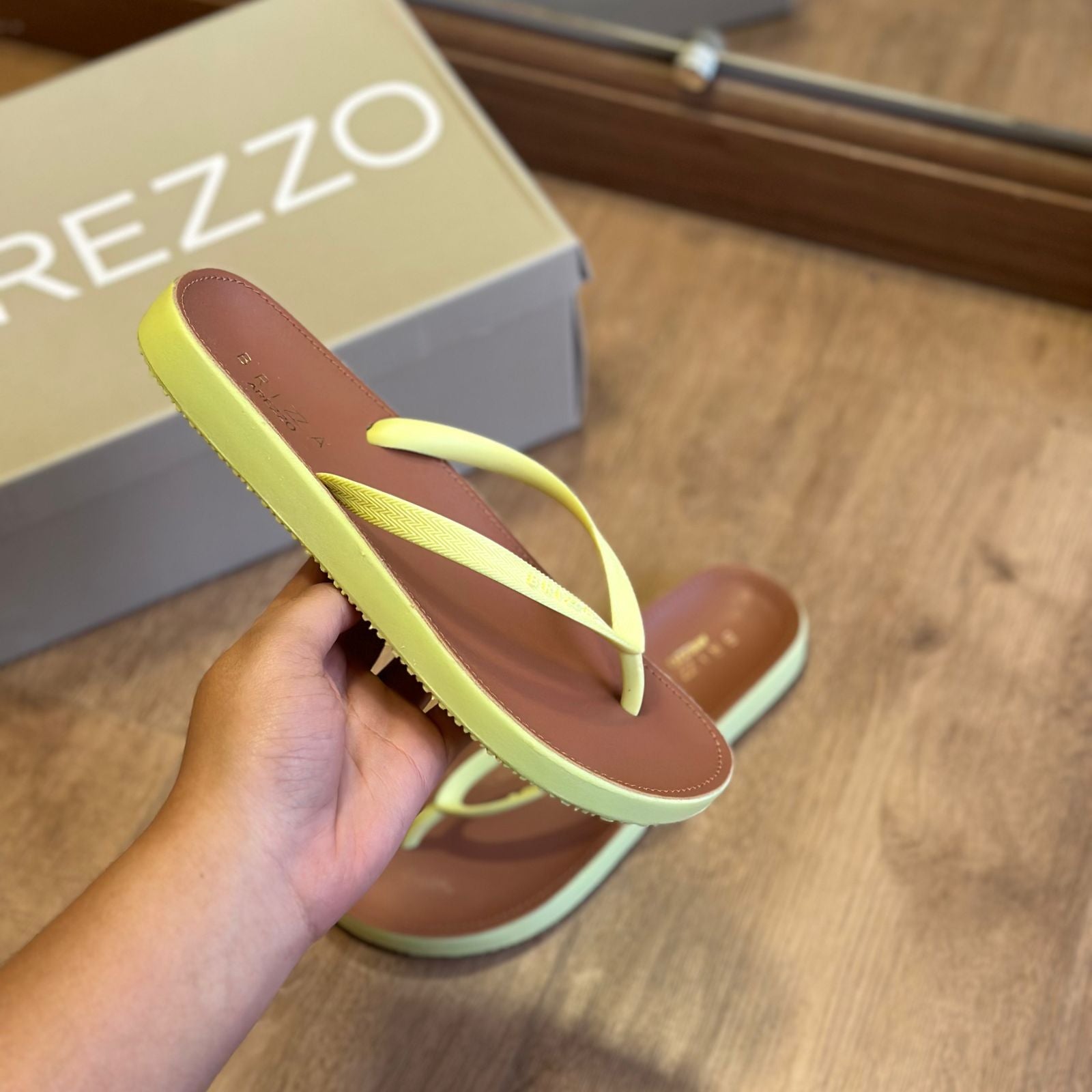 Sandália Arezzo Rasteira A10207