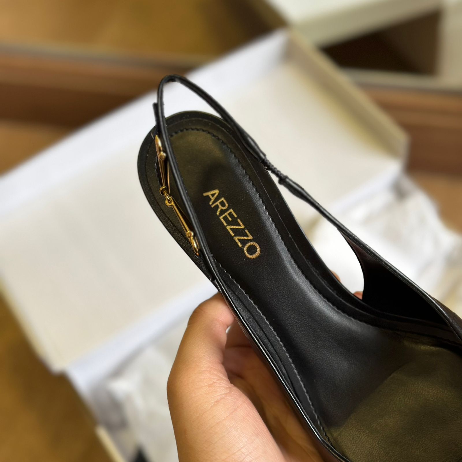 Scarpin Arezzo Couro Slingback Detalhe Metal A127570089