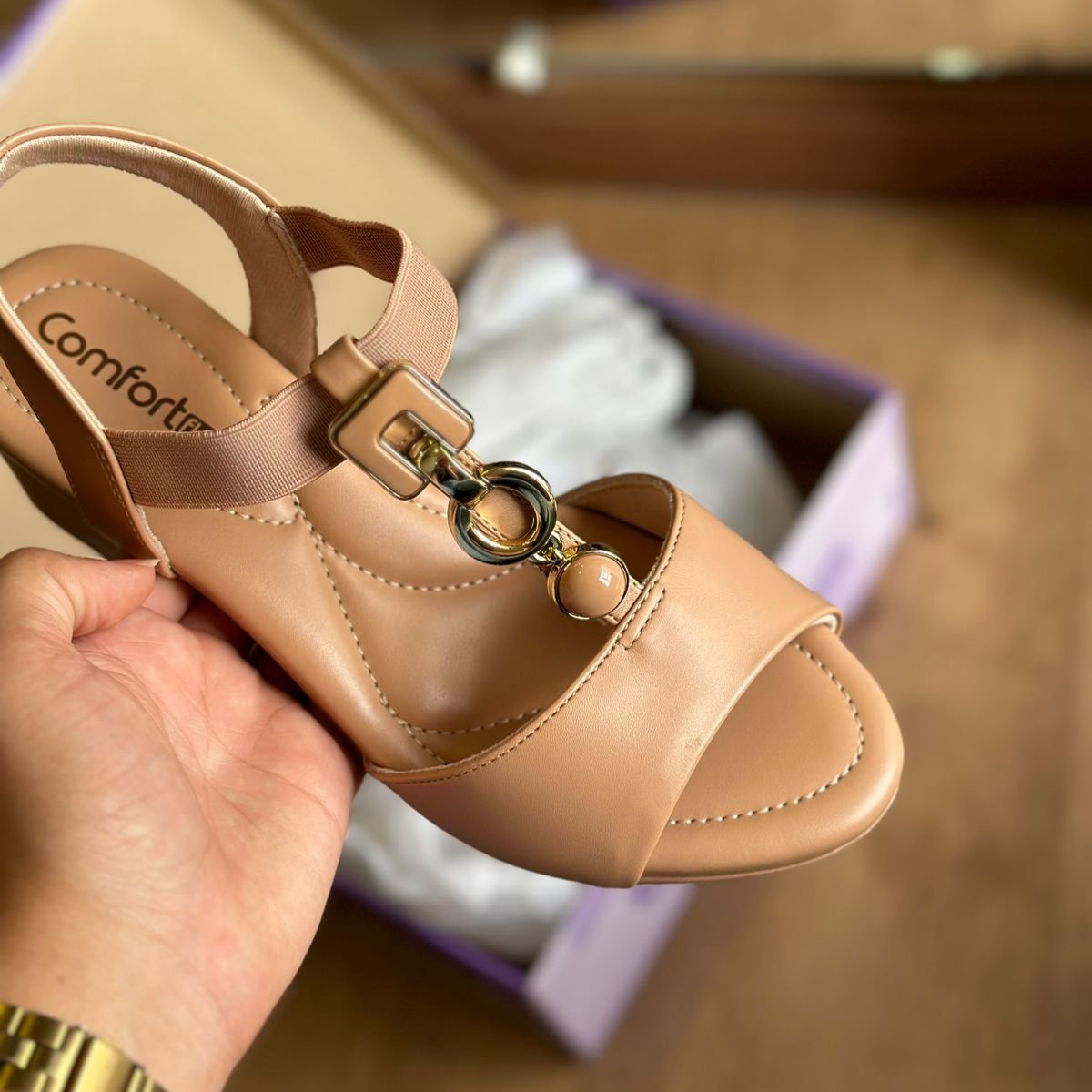 Sandália Comfortflex Salto Médio Enfeite Dourado 2457402