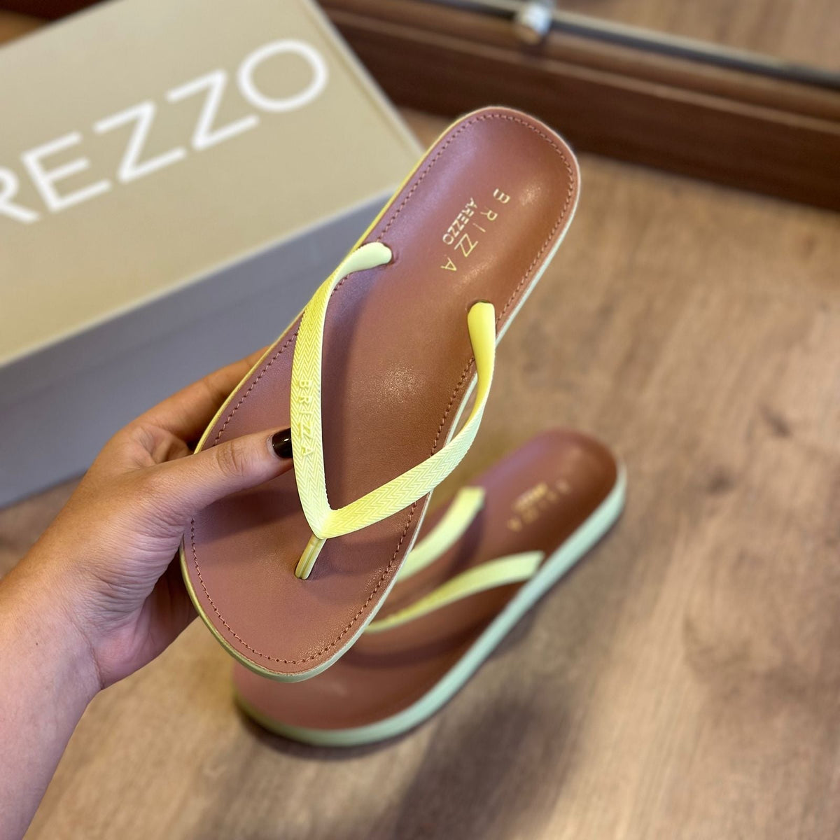 Sandália Arezzo Rasteira A10207